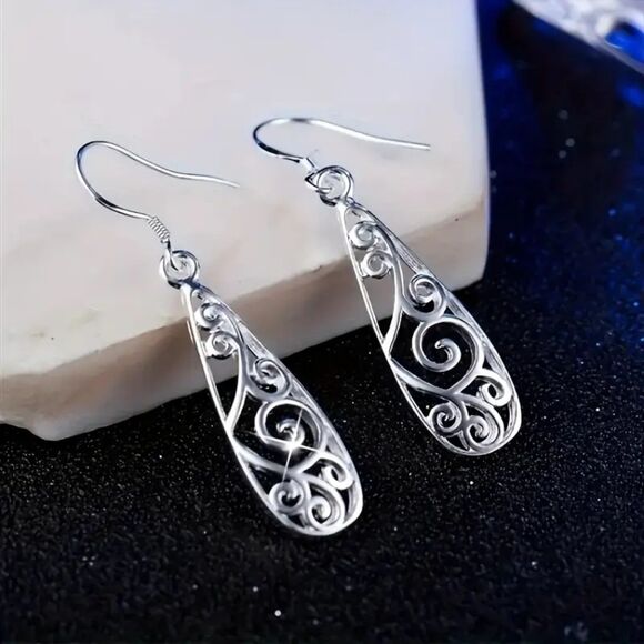925 Silver Plated Leaf Drop Earrings Lightweight Dangle Filligree Long Teardrop - Picture 1 of 7